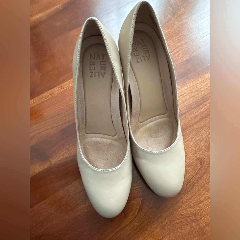 EUC Nuturalizer nude pump 8.5. Worn once. Kept in box.